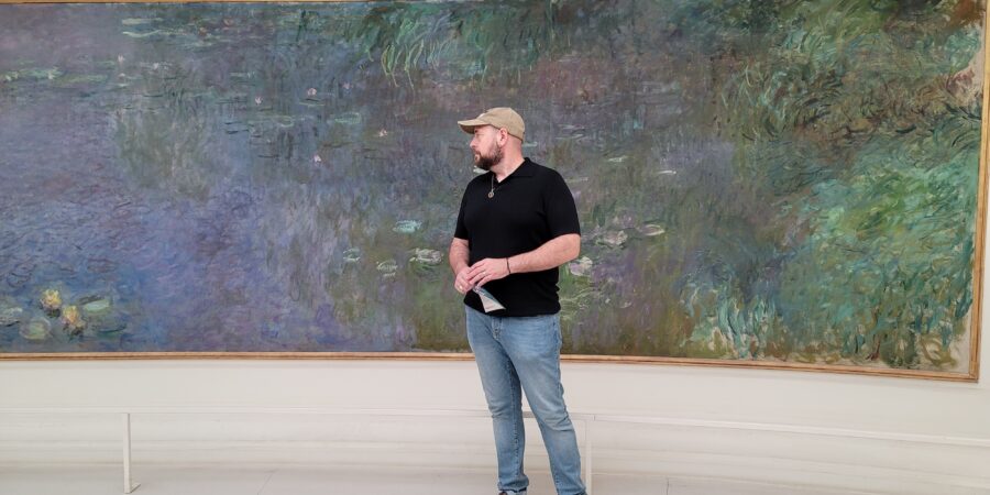 Eric Firestone in fromt of Water Lilies by Monet, Musee de l'Orangerie, Paris